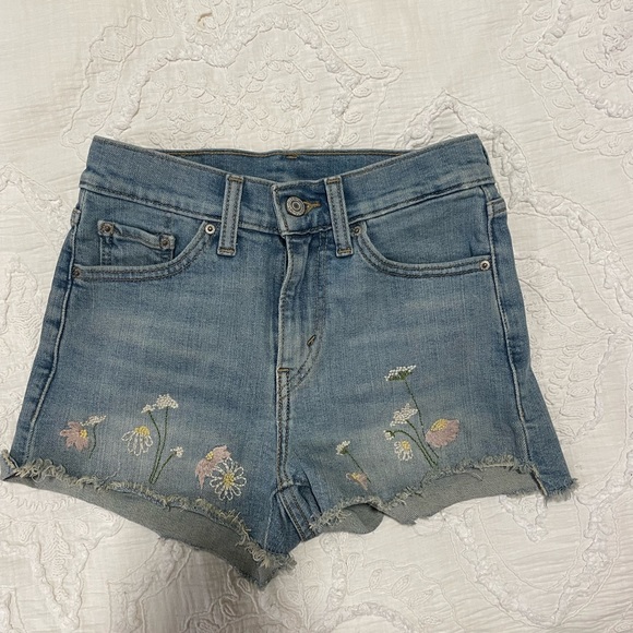 Levis Embroidered Flower Pattern Jean shorts - Picture 4 of 4